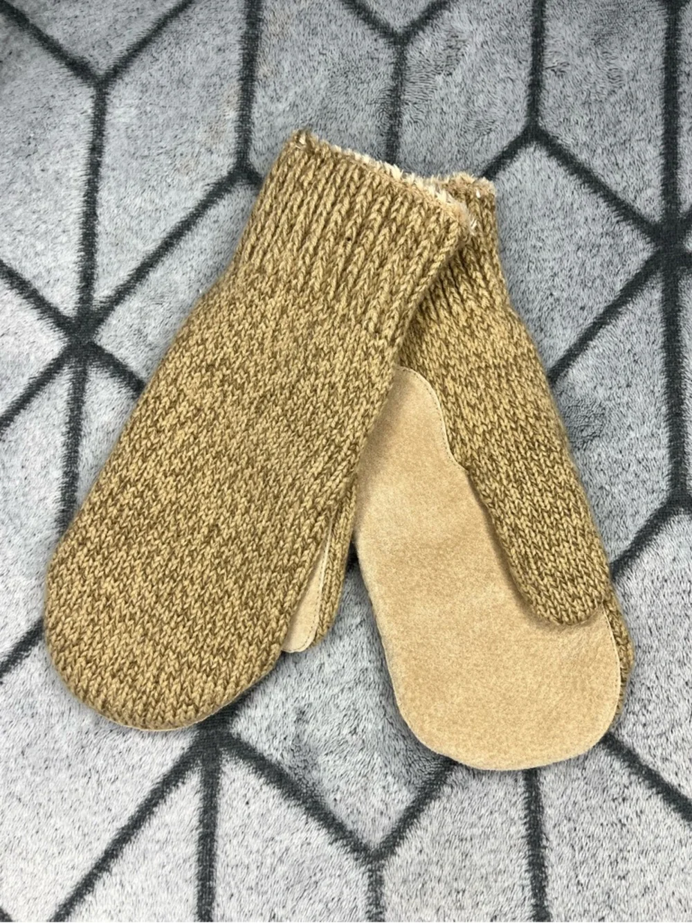 Isotoner Knit Heathered Tan Camel Mittens w Faux Fur Cuff NWT - Picture 4 of 7